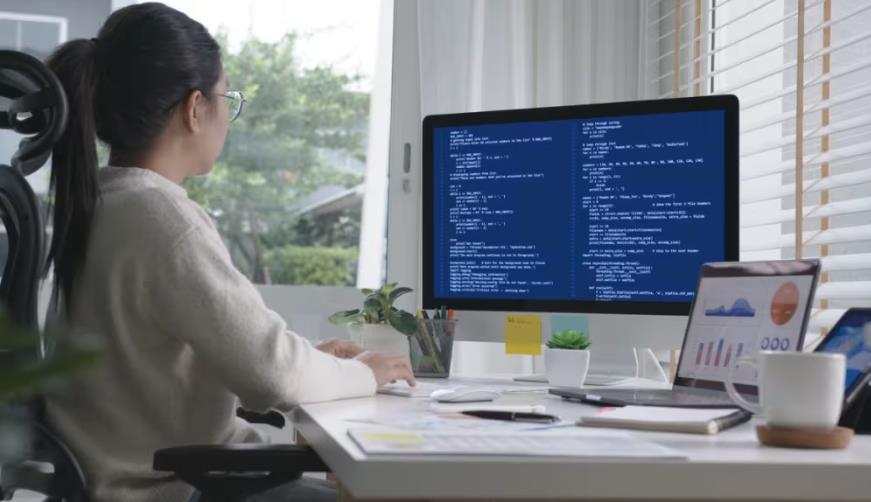 景洪市软件开发公司实战建议：网站赋能，为何必须接入支持机器人？